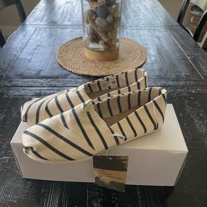 Brand new never worn Size 8 Classic Off White/Navy Riviera Stripe Toms shoes.